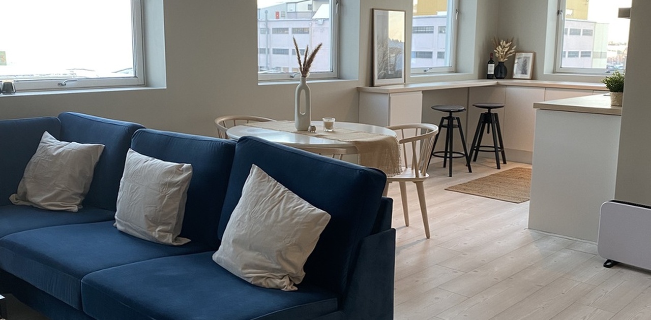 Sue og kjøkken åpen løsning med store vindusflater