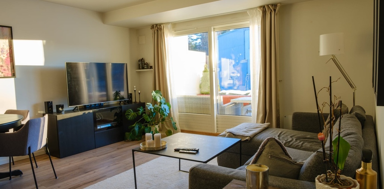 Stue og en sniktitt på verandaen som er på 11kvm og har utebod