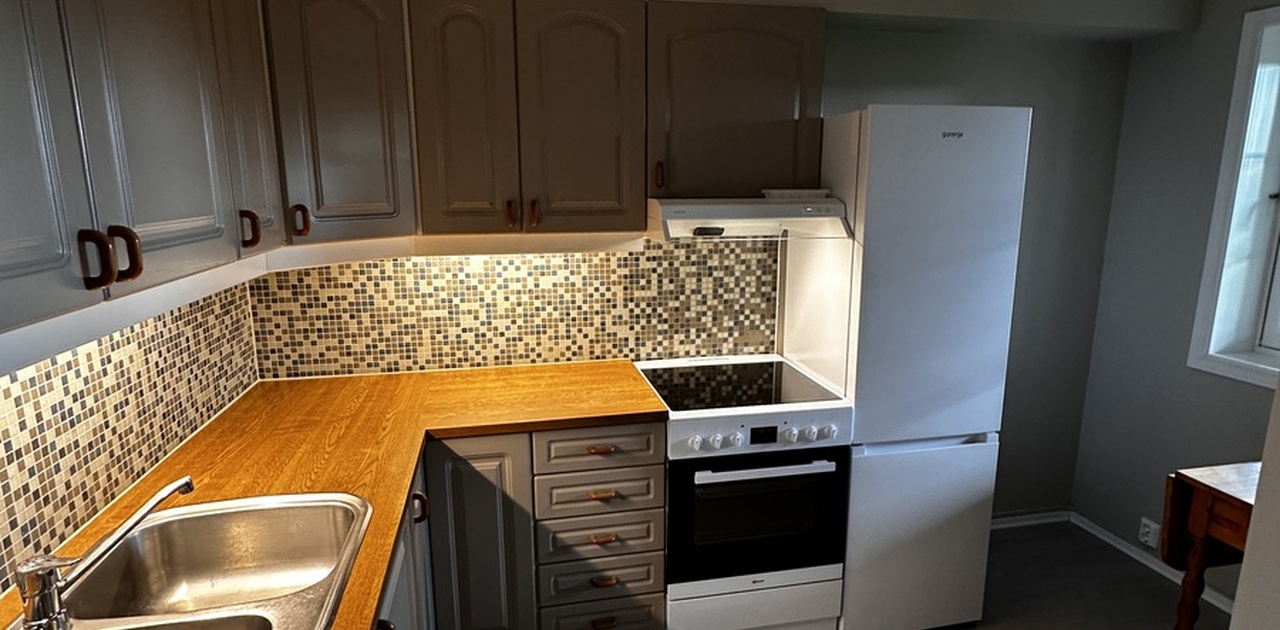 Kjøkken med ny komfyr og kjøle/frys skap