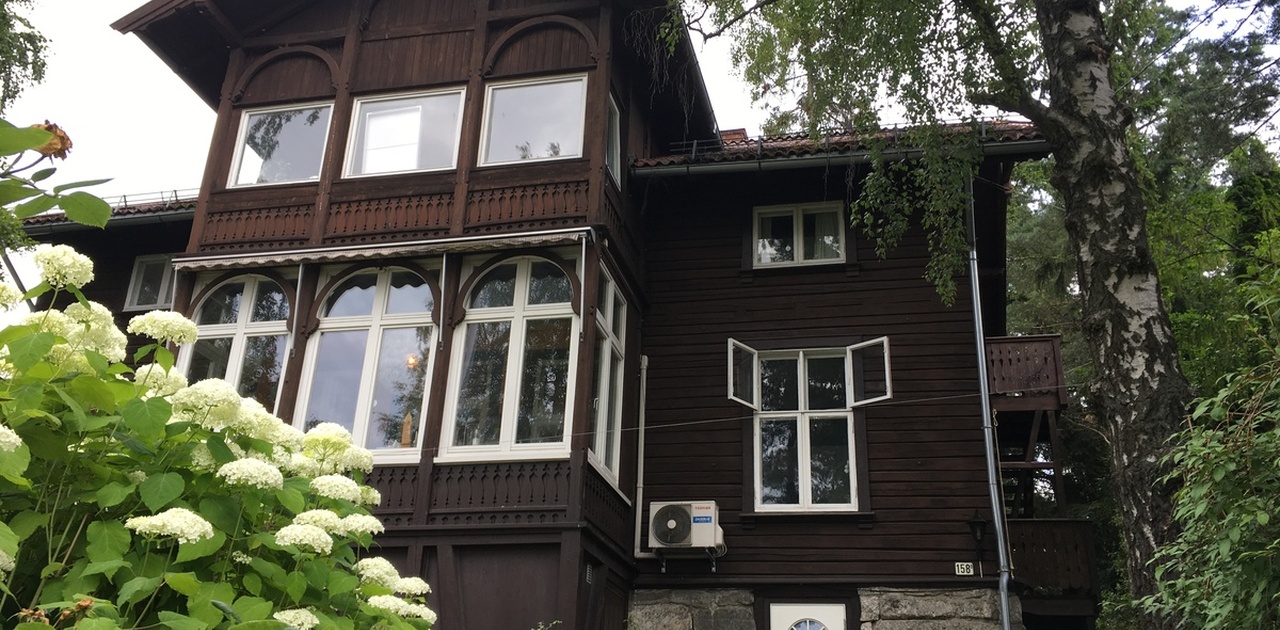 Studioleilighet i sjarmerende tømmerville med sjøutsikt. Rolig og hyggelig nabolag og kort reisevei til sentrum