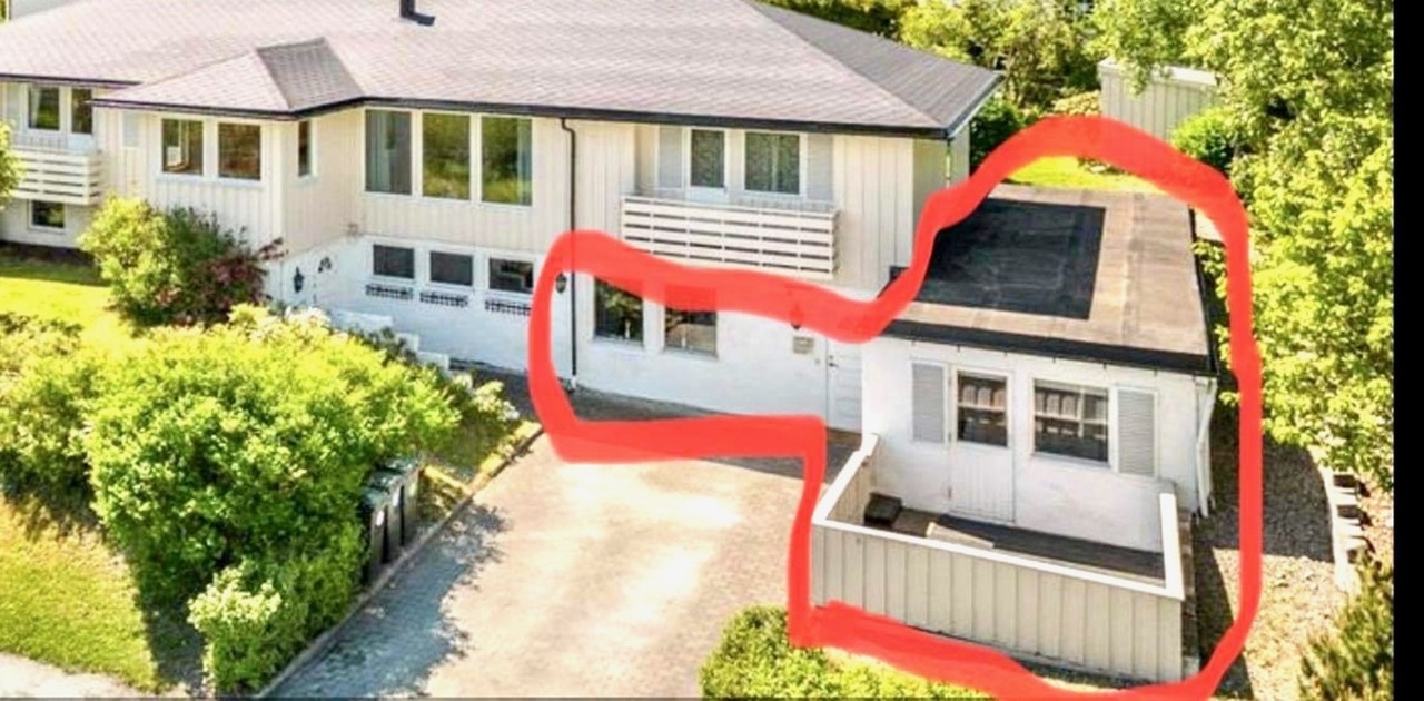 Vinduer til venstre i omriss inngår i stue/kjøkken. Tilbygg uten overbygg rommer to soverom og bad. Merk: Bildene i annonsen er fra 2023. Leiligheten vil derfor se noe annerledes ut ved overtakelse etter oppgraderingen som gjøres i april.