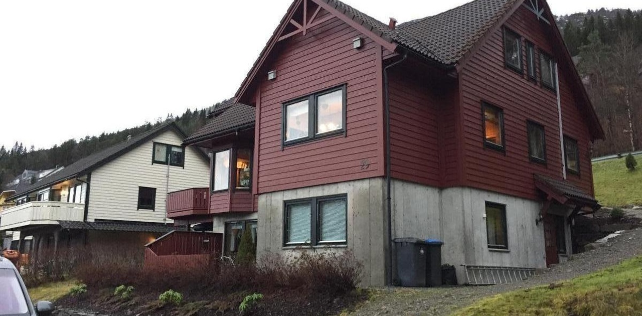 Huset ligg i enden av ei gate