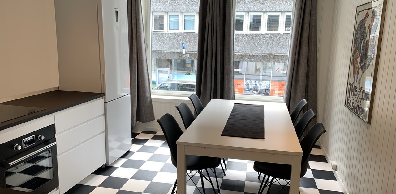 Kjøkken med stor spisebord