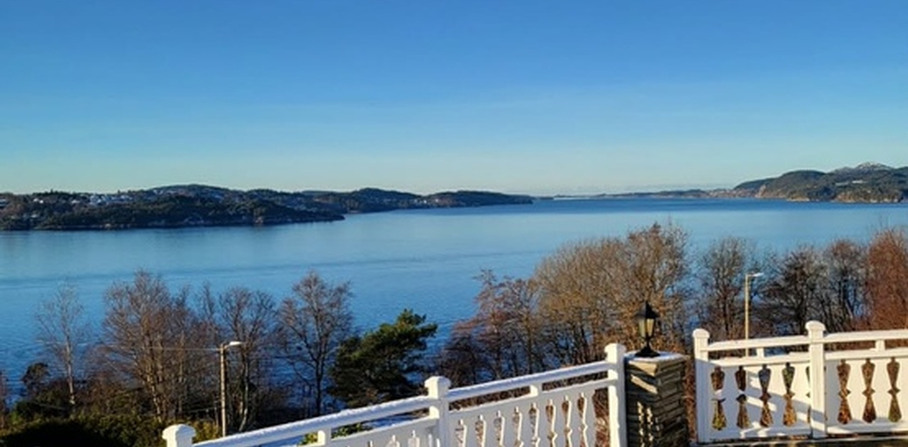 Utsikt mot Askøy og Frekhaug. Sol frem til 22.30 på sommerstid