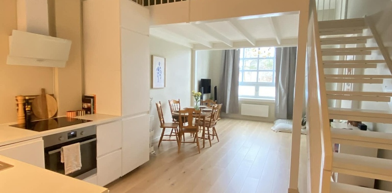 Lys og moderne leilighet med 5 meters takhøyde på kjøkkenet