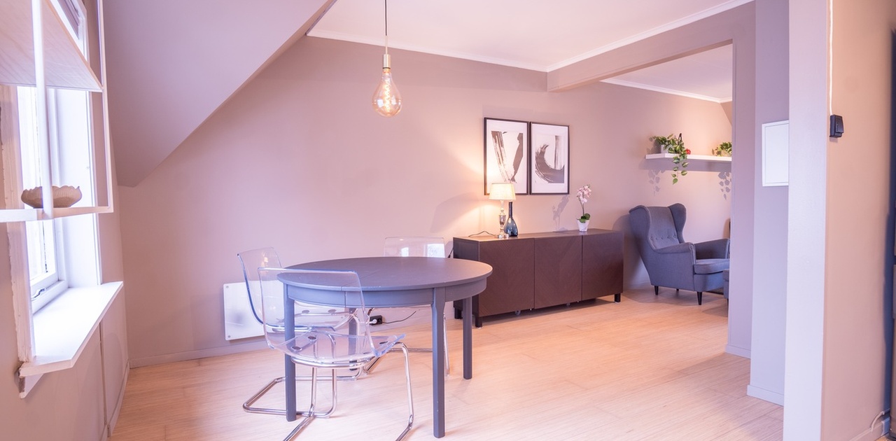 Romslig stue med åpen løsning mot kjøkken - perfekt for sosialt samvær