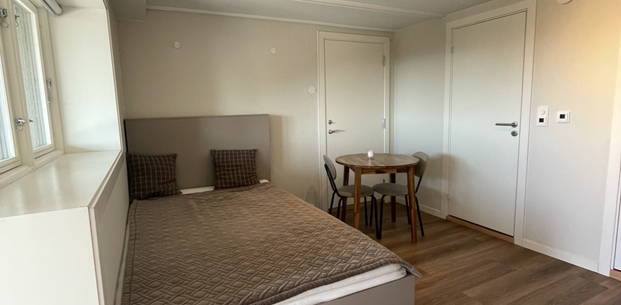 Seng med skuffer for oppbevaring