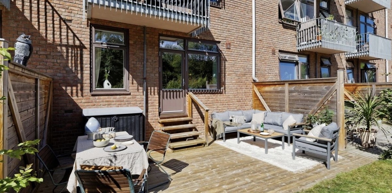 Uteområde (fra salgsoppgaven så noen endringer. Det er spisegruppe til 8 personer og grill