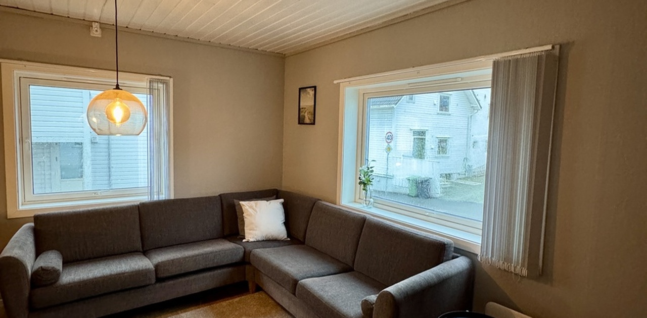 Innbydende stue med plass til avslapning.