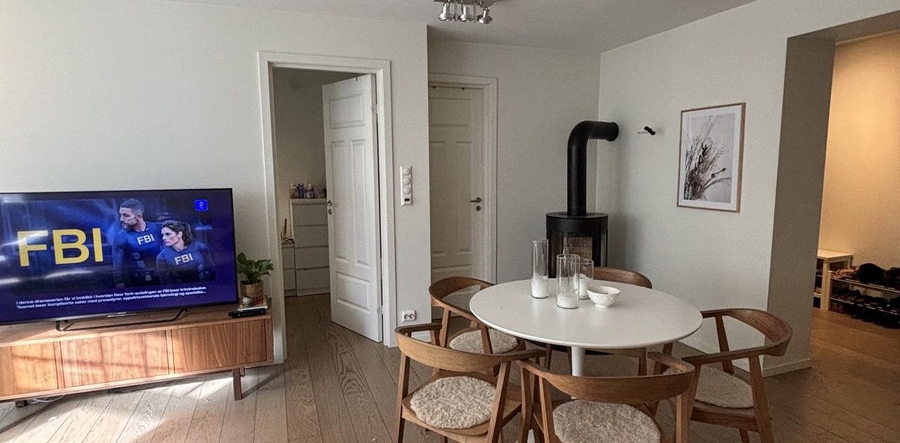 Spisebordet og peis!