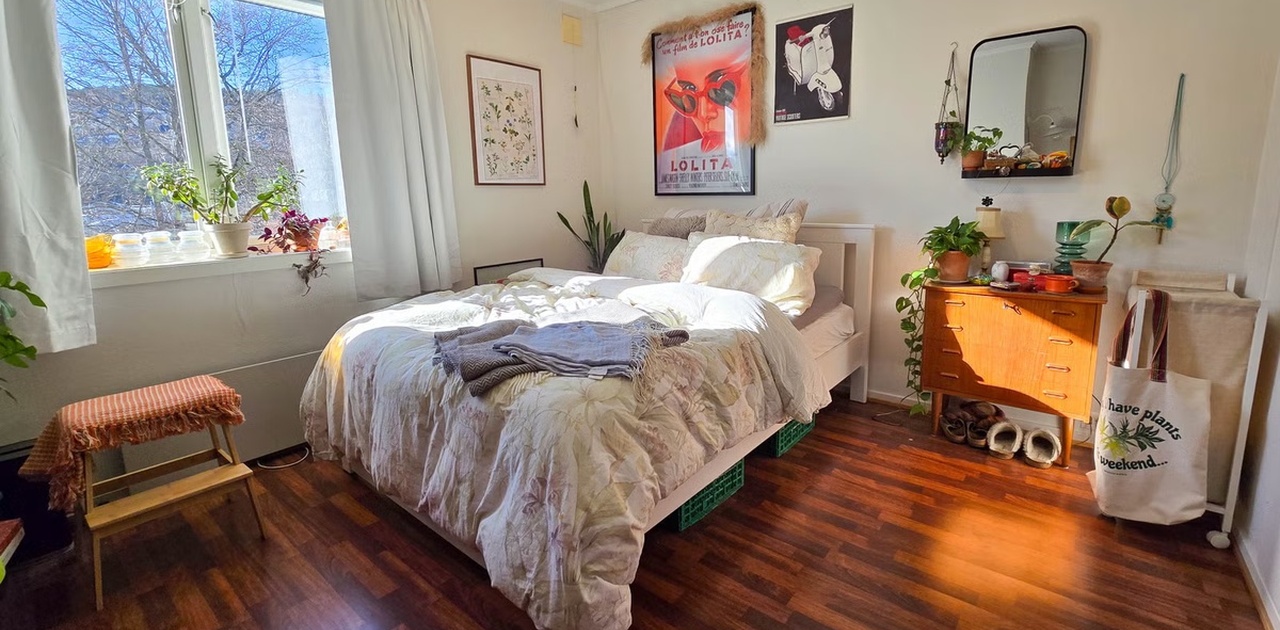 Avbildet 140 seng, mye plass til møblement