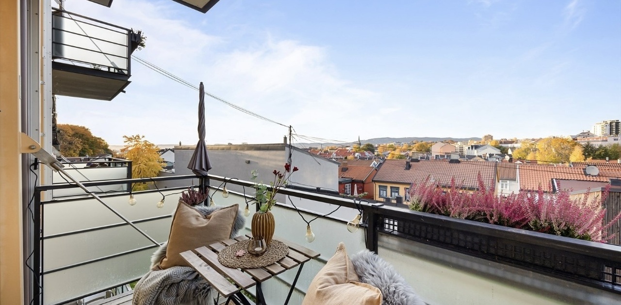 Balkong med ettermiddag/kveldssol