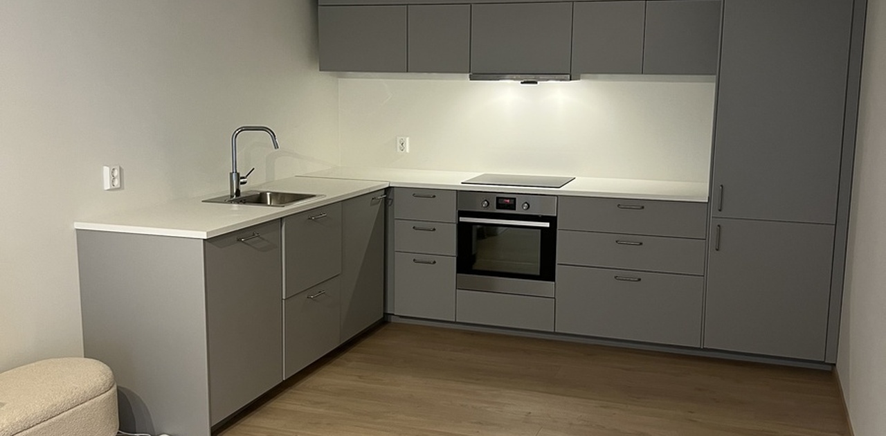 Nytt kjøkken i 2025. Levert med hvitevarer, deriblant vaskemaskin, oppvaskmaskin, ovn, kjøleskap og frys.