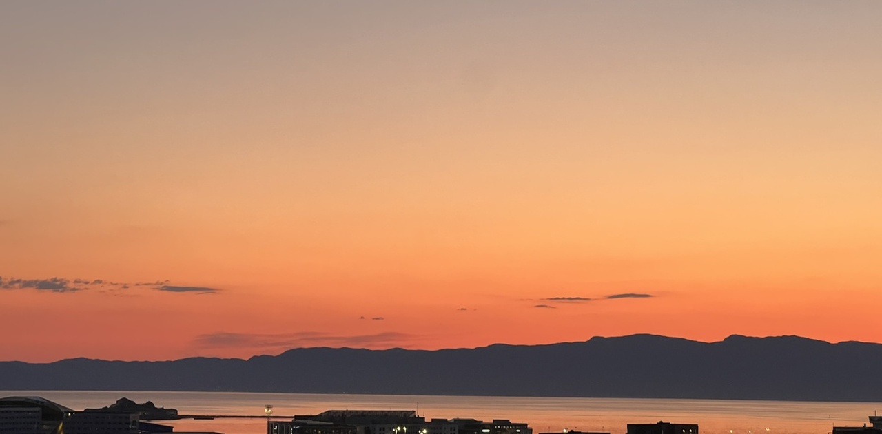 Leiligheten ligger i 3. etg. med utsikt over by og fjorden.
