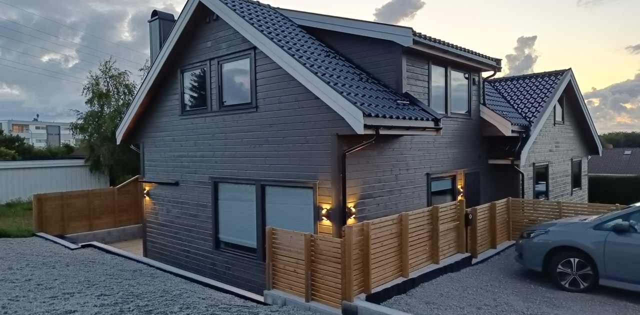 Utvendig med 2 parkeringsplasser