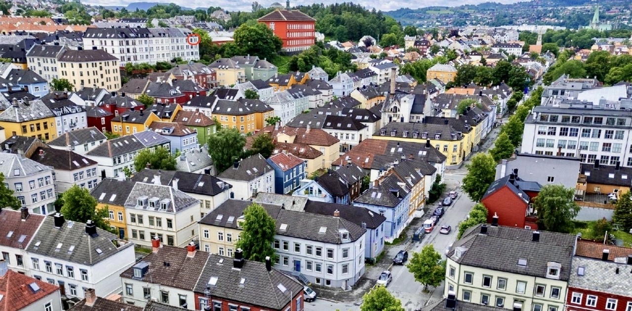 leiligheten ligger i 3. rt. med utsikt over by og fjord og fosenfjell