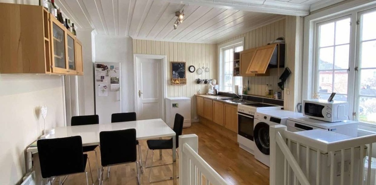 Kjøkken + oppgang fra gang