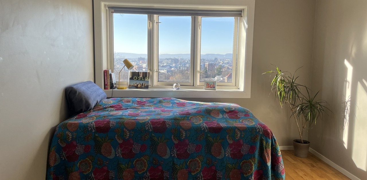 Ledig soverom med dobbel seng, skap,skrivebord