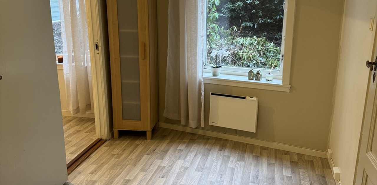 Lyst og trivelig soverom (nymalt med nye gardiner)