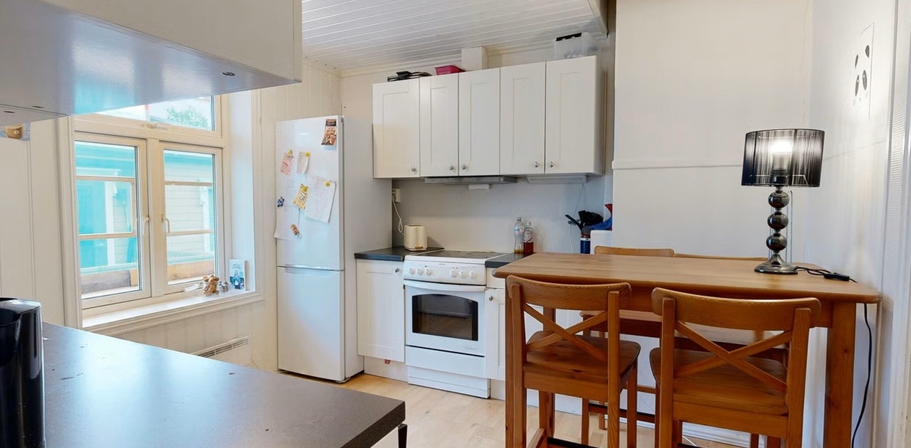 Kjøkken med god plass til spisebord