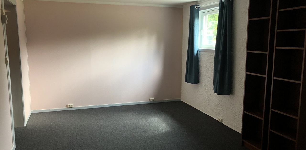 Rommet som er ledig, ca 23 kvm. Medfølger ett stort og ett mindre garderobeskap.