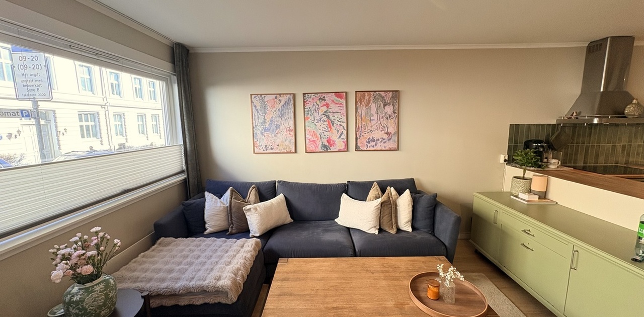 Lys og romslig stue med god takhøyde og naturlig lys