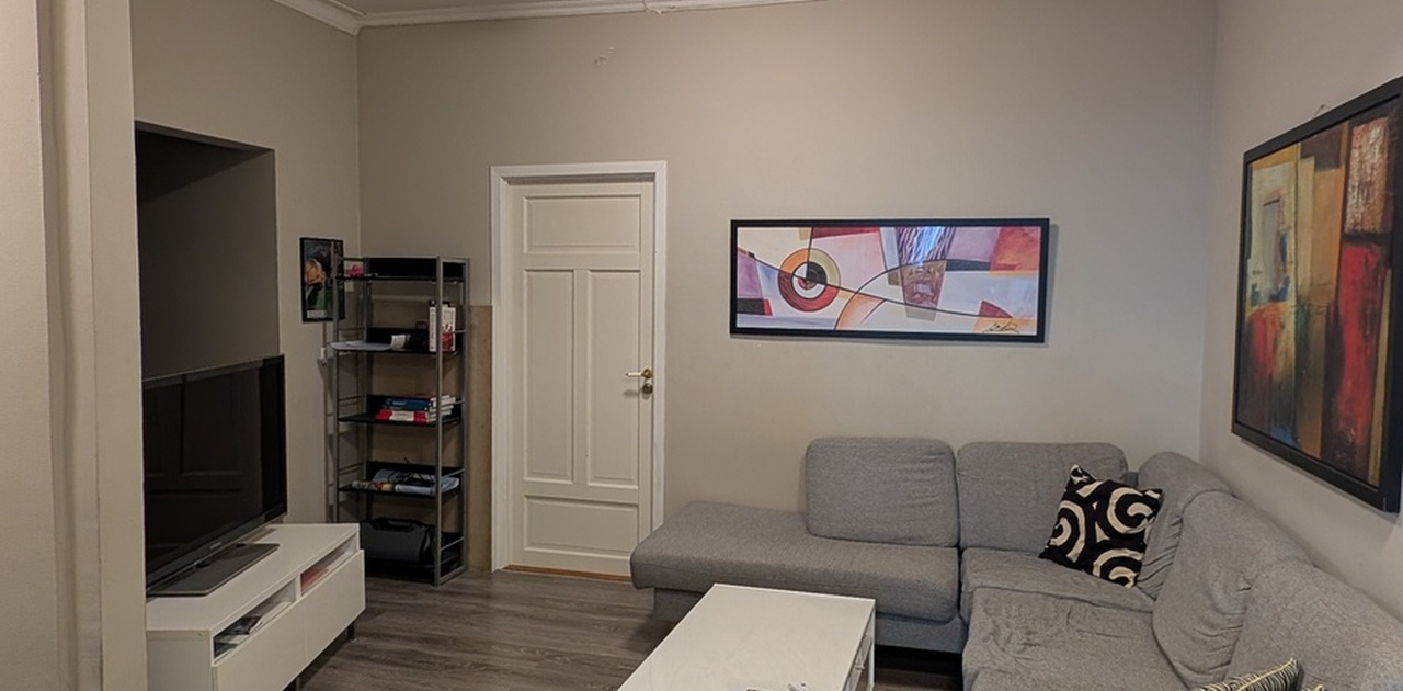 Stue med TV og god plass i sofaen