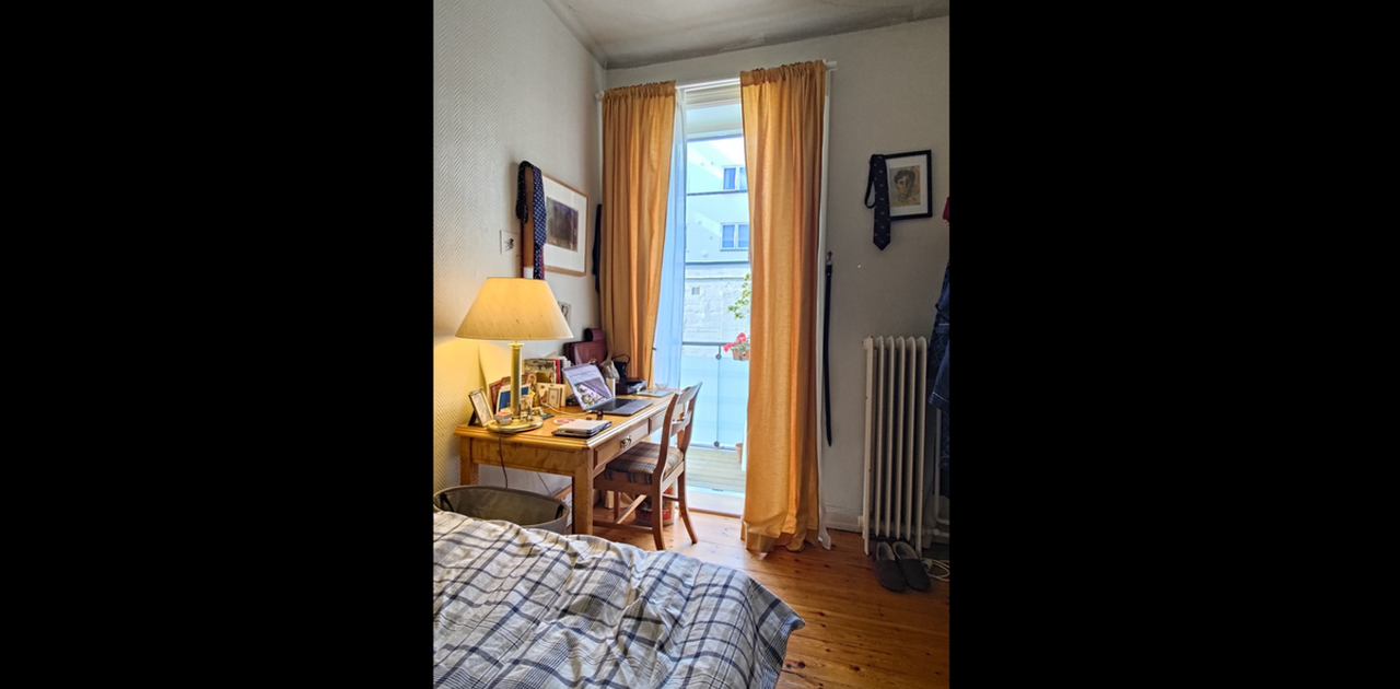 Koselig rom med plass til mye for størrelsen. Egen balkong slipper inn mye lys. Rommet er i utgangspunktet umøblert, men møbler kan kanskje kjøpes brukt av tidligere leietaker.