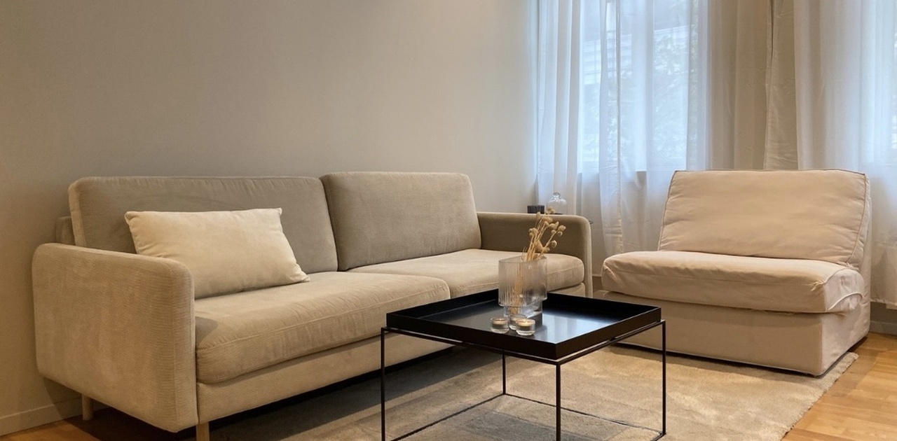 Lys og moderne stue.