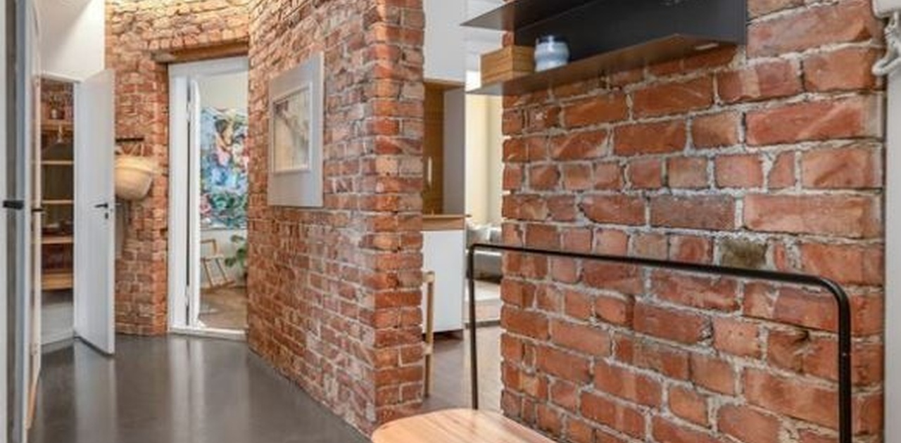 Romslig gang med adgang til alle rom