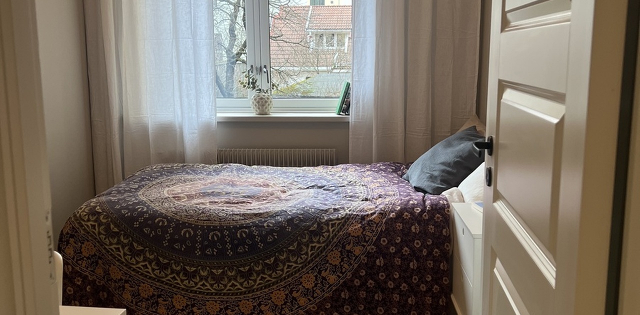 Soverommet vender ut mot stille bagård med lite innsyn.