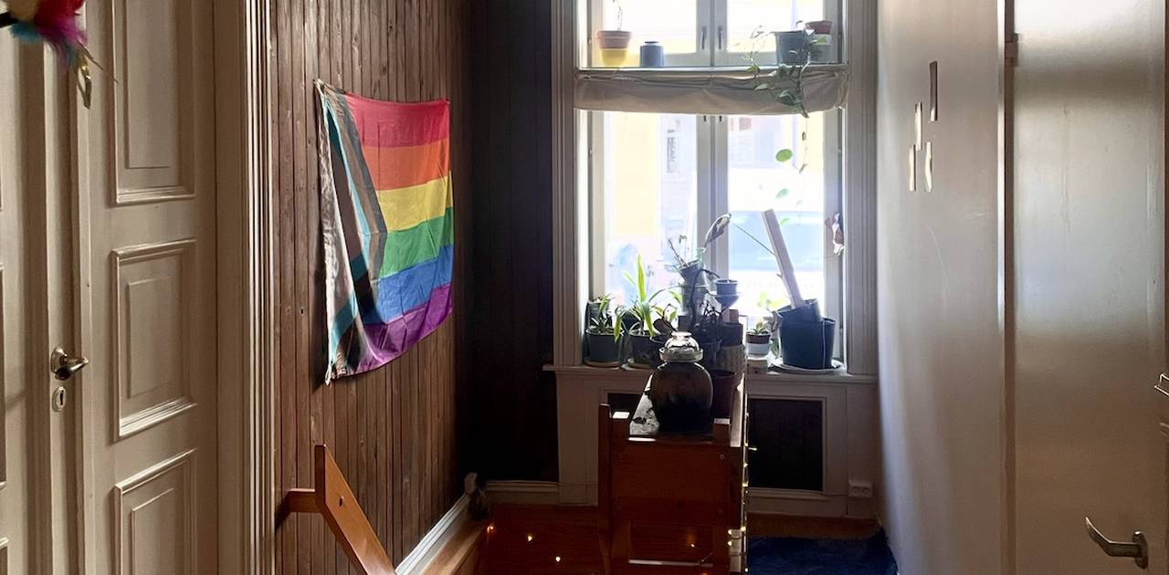 The hallway between the two rooms