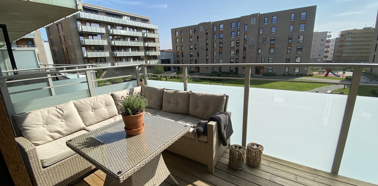 10 kvm terrasse med sittegruppe og gassgrill
