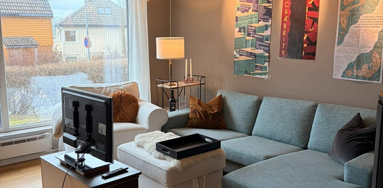 Lys og romslig stue. Møbler kan kjøpes.