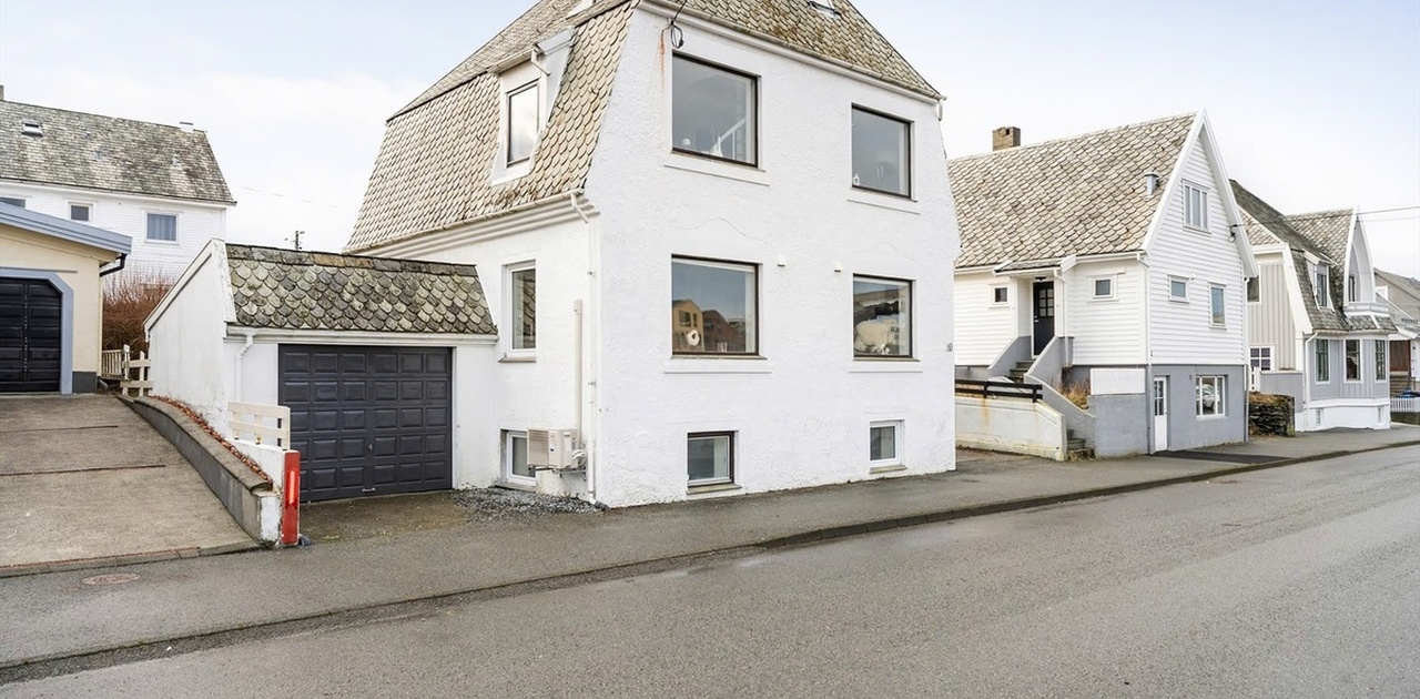 Velkommen til Sundgata 60 - En tomannsbolig beliggende sentralt på Risøy, kun en liten spasertur fra sentrumskjernen i Haugesund.