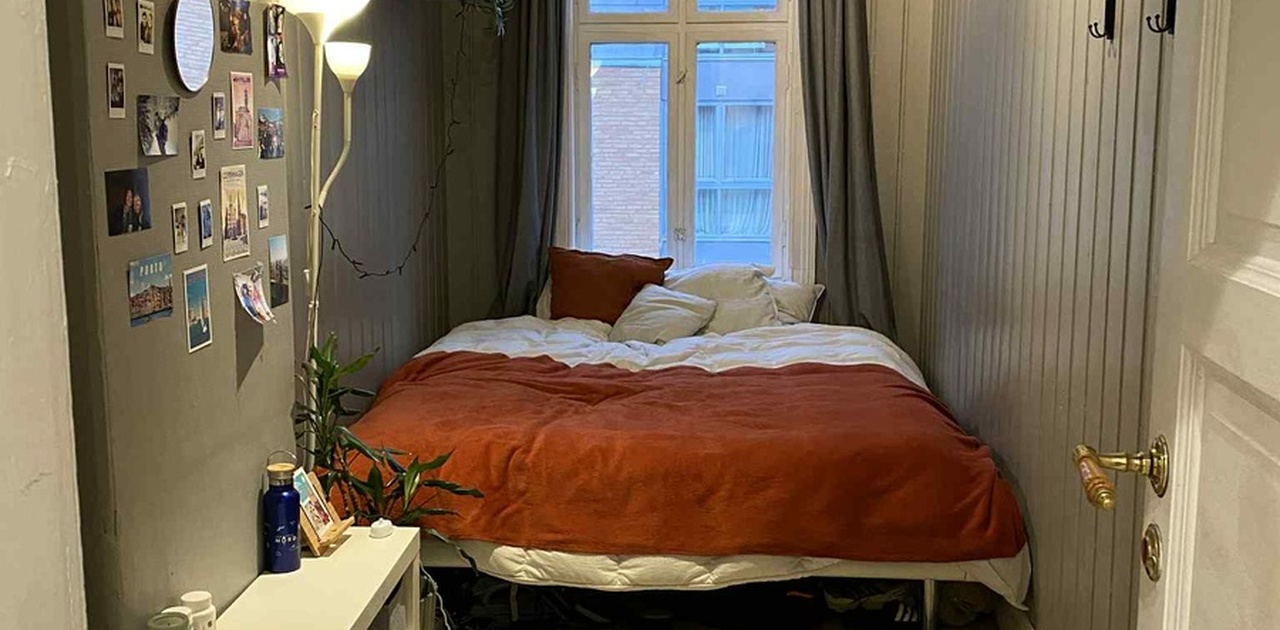 Rommet til leie :) sengen som følger med er 140cm, og ikke 180cm som på bildet.