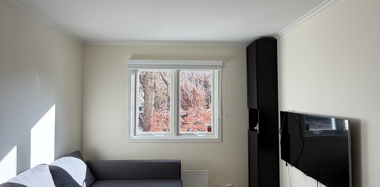 Stue med stort vindu