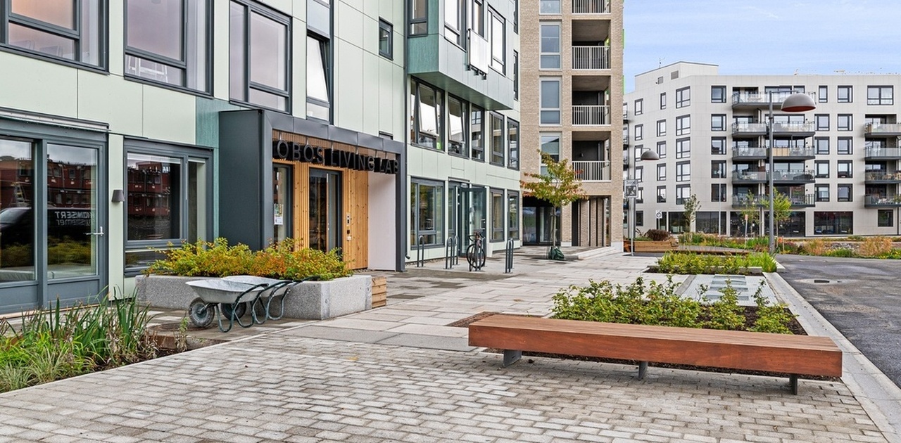 Fasade som vender ut mot Vollebekk Torg med sykkelparkering