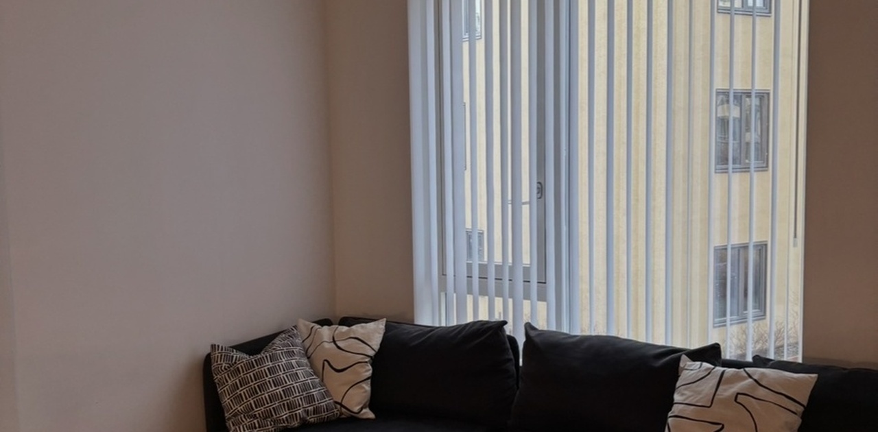 Stor stue, med mye naturlig lys