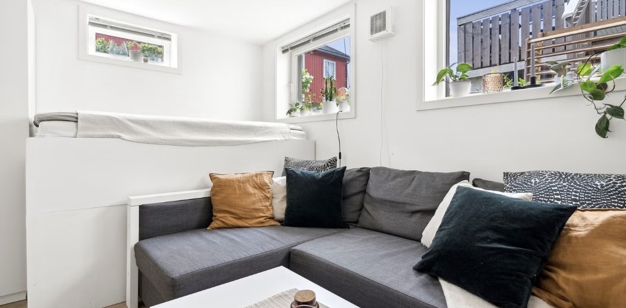 Plassbygd seng med god lagring under. Sengen fungerer også som trapp for rømningsvei gjennom vindu.