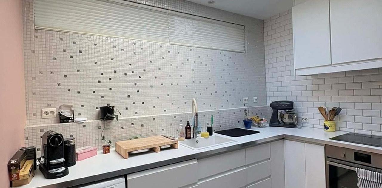 Kjøkken med strot takvindu