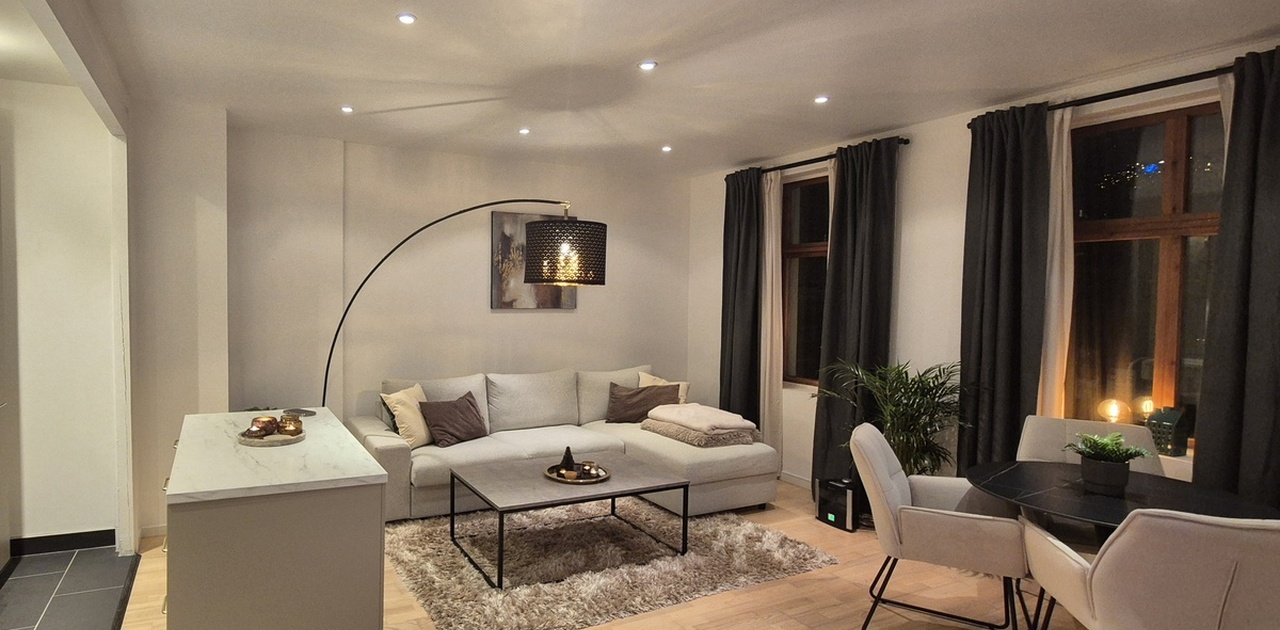 Lys og stilren stue med moderne møblering og god romfølelse