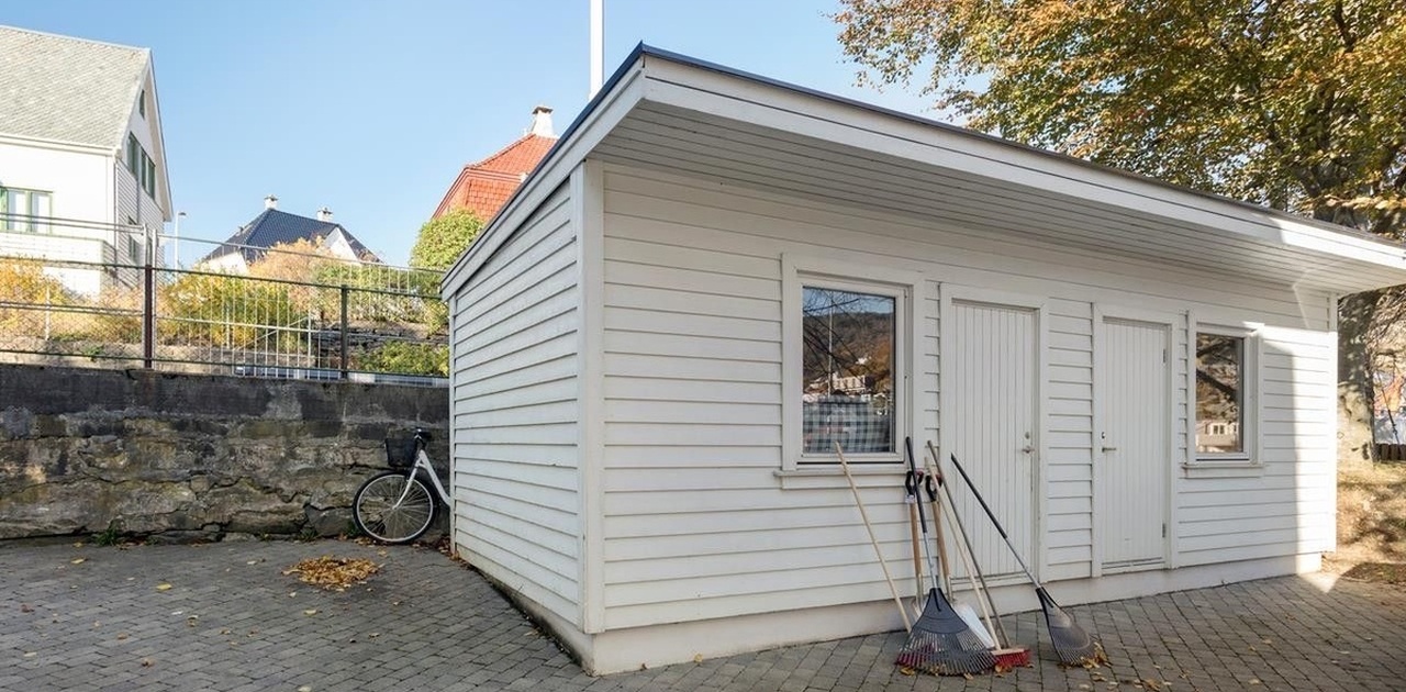 utenfor er det plass til oppbevaring i boden