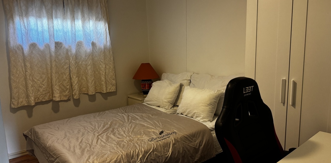 Soverom med skivebord