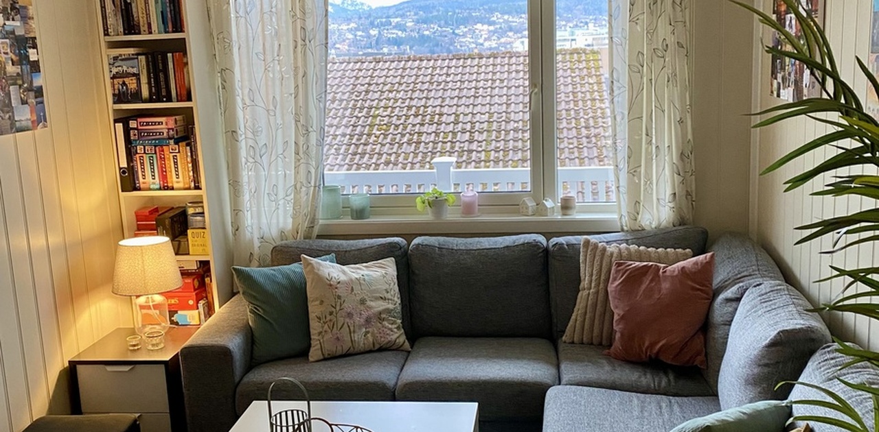 God og stor sofa med plass til mange