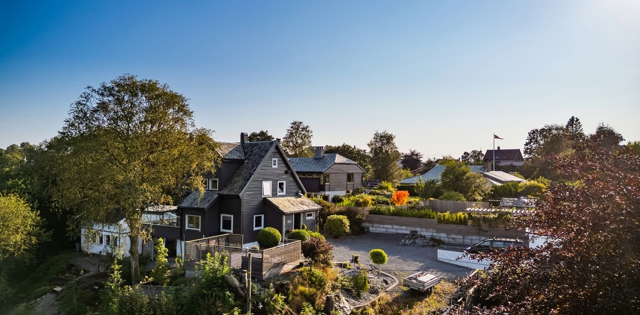 Egen inngang på husets forside