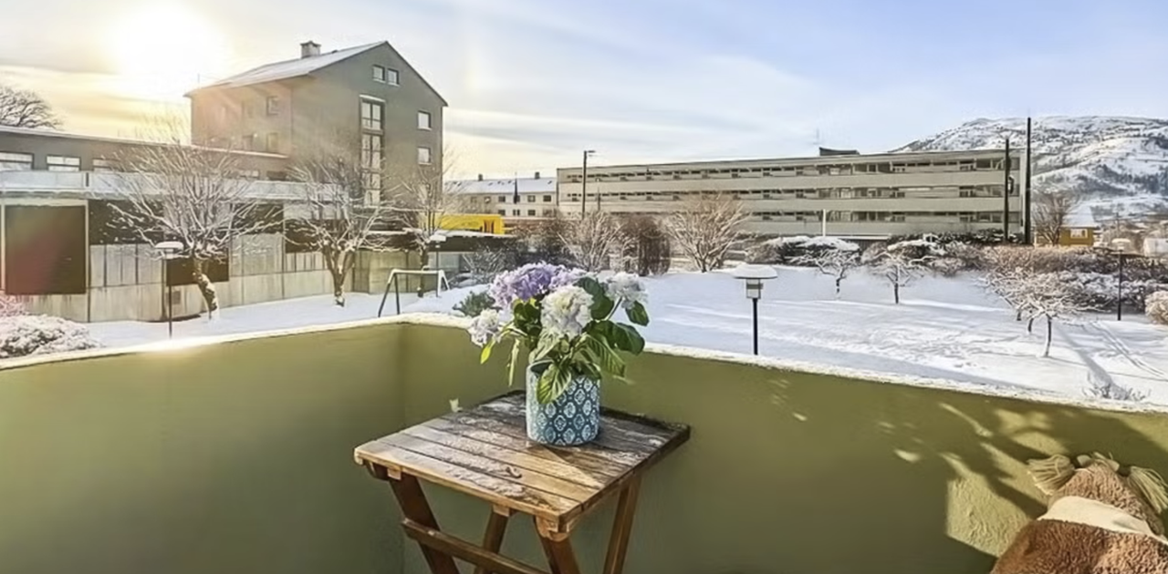 Nydelig liten balkong og nyte solen på sommeren