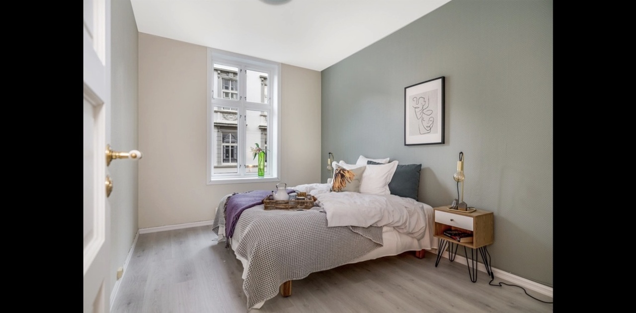 Rommet er i dag møblert med et stort klesskap og 1.20-seng.