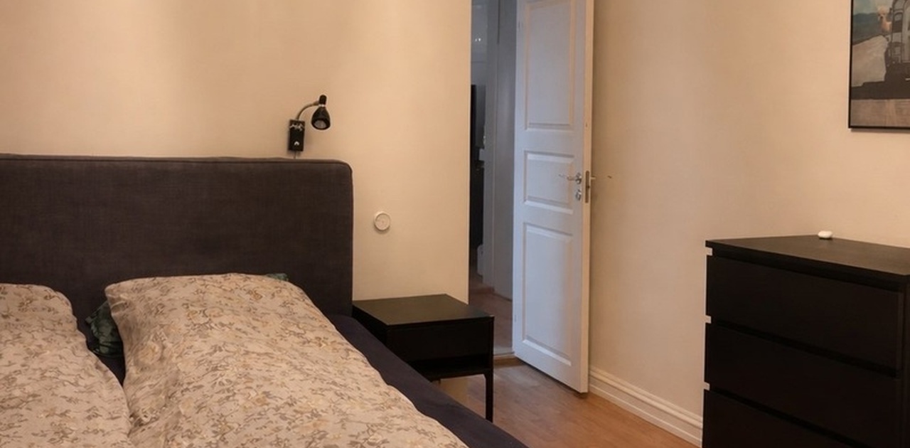 Rom 1: 11 kvm. God plass til stor seng, pult og klesskap. Vindu ut til rolig bakgård.