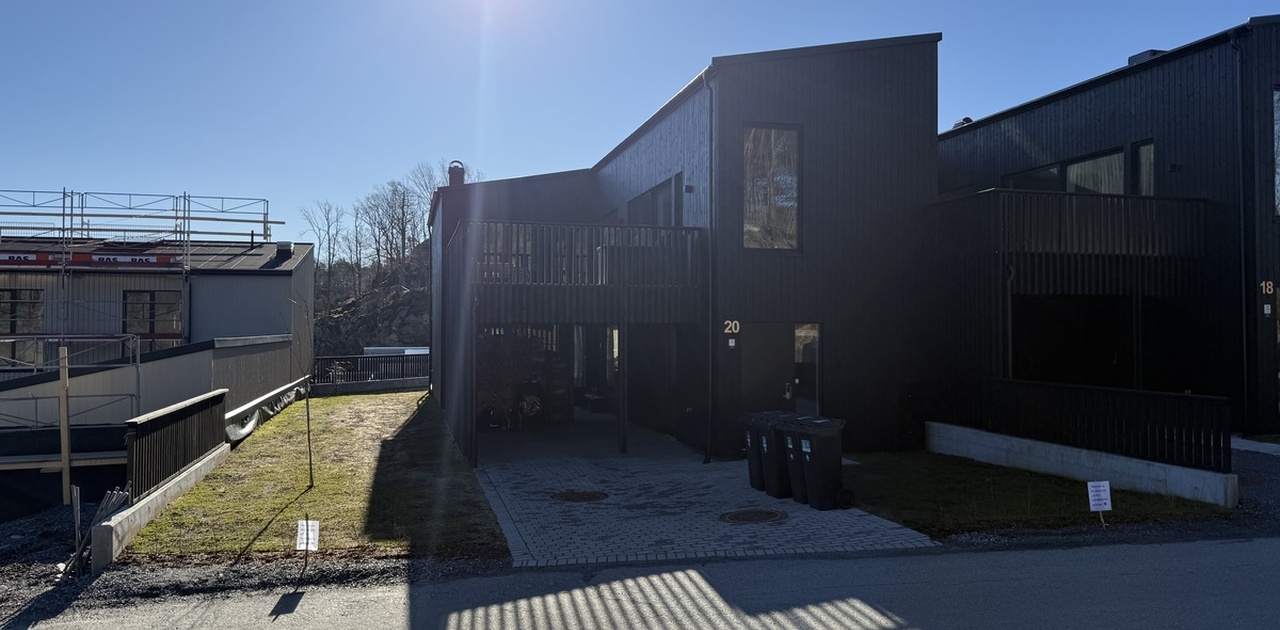 Inngang til hybel nederst til høyre.